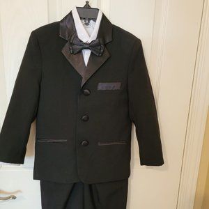 Boys' 5-piece tuxedo - size 5